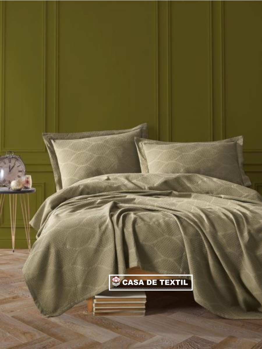 Cuvertură de pat 220x240 cm cu 2 fețe de pernă 50x70 cm - Calitate și confort garantate
