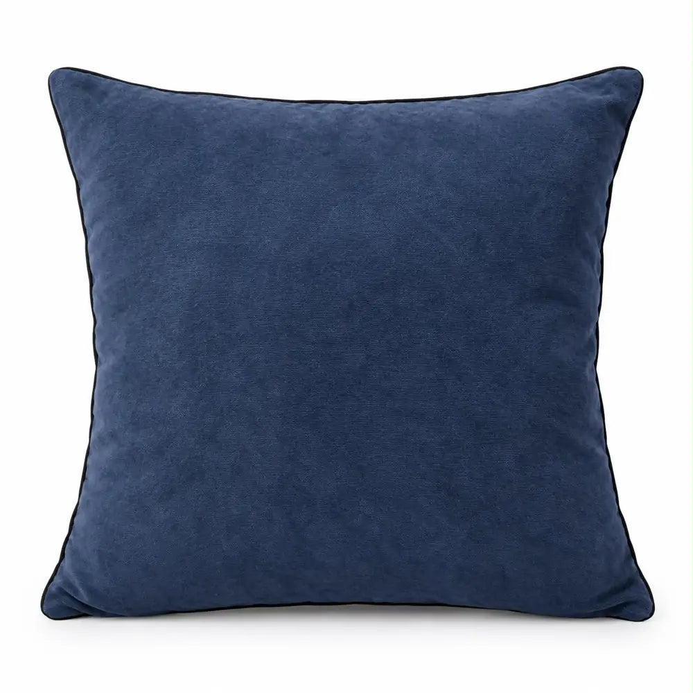 Față de pernă decorativă 45x45 albastru cu paspoal negru pe fundal alb