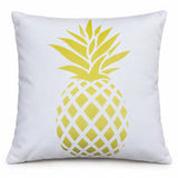Față de pernă decorativă cu ananas galben pe fond alb pe canapea