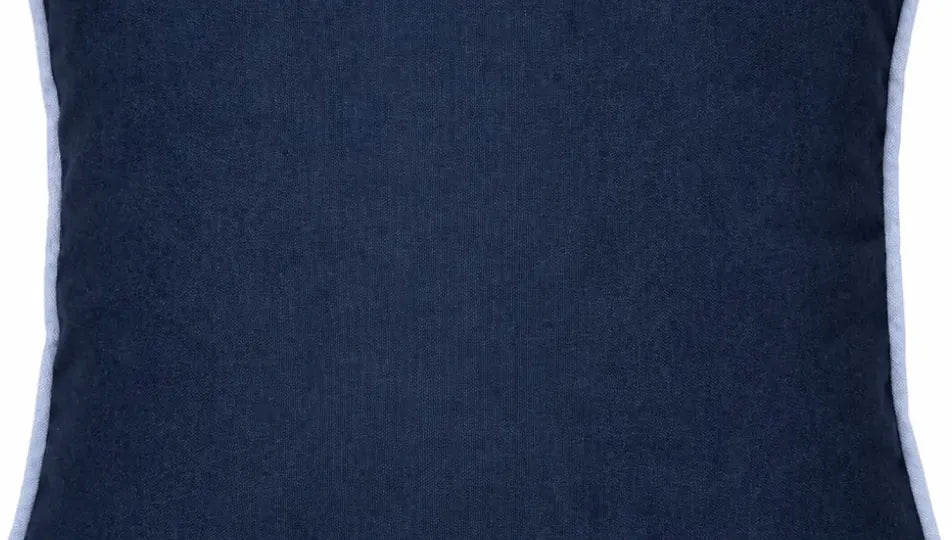 Detaliu imprimeu față de pernă bleumarin uni cu margine bleu
