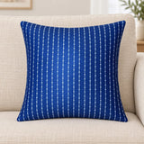 Față de pernă decorativă bleumarin cu săgeți albe pe canapea