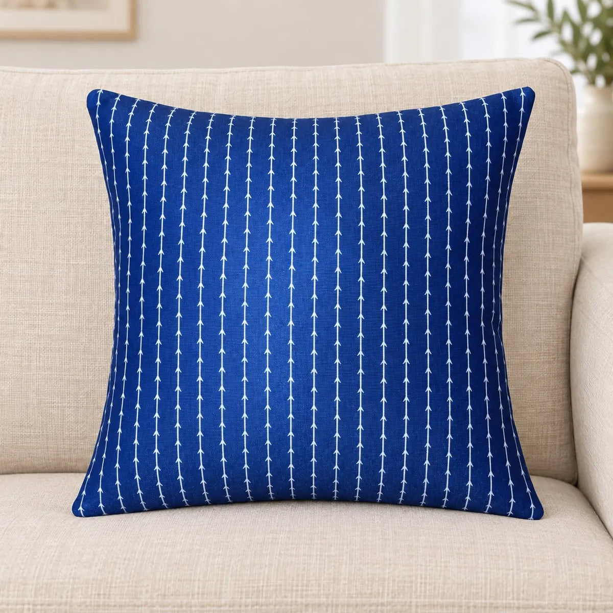 Față de pernă decorativă bleumarin cu săgeți albe pe canapea