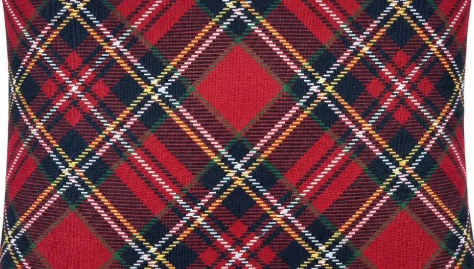 Detaliu imprimeu față de pernă cu carouri roșii tartan