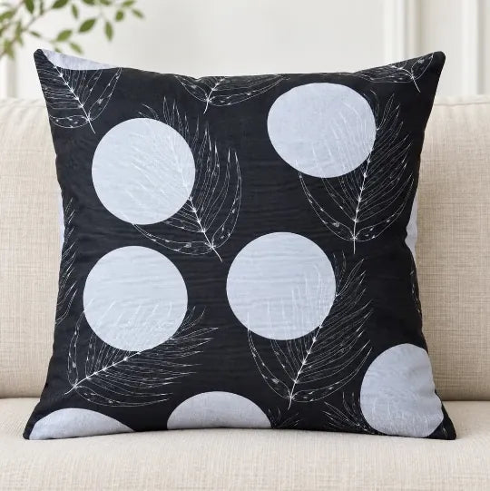 Față de pernă decorativă 45x45 cu cercuri albe și frunze pe fond negru
