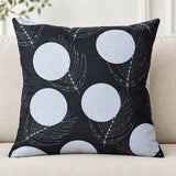 Față de pernă decorativă 45x45 cu cercuri albe și frunze pe fond negru