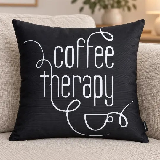 Față de pernă decorativă 45x45 neagră cu mesajul „Coffee Therapy”