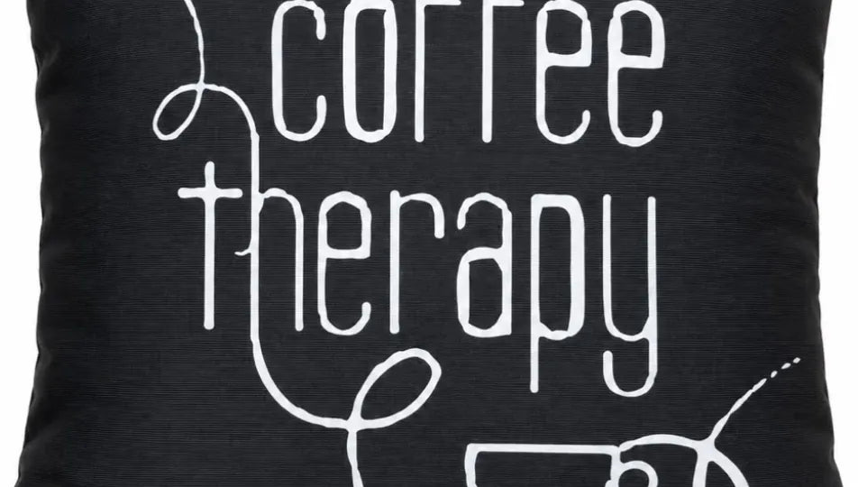 Detaliu imprimeu față de pernă neagră cu mesajul „Coffee Therapy”
