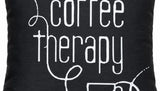 Detaliu imprimeu față de pernă neagră cu mesajul „Coffee Therapy”