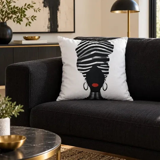 Față de pernă decorativă cu portret de femeie cu turban alb-negru pe canapea