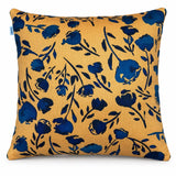 Față de pernă decorativă 45x45 cu flori albastre pe fond muștar