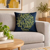 Față de pernă decorativă bleumarin cu mesajul auriu „Follow your dreams” pe canapea