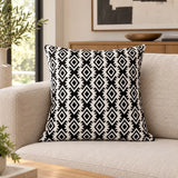 Față de pernă decorativă model geometric alb-negru în living