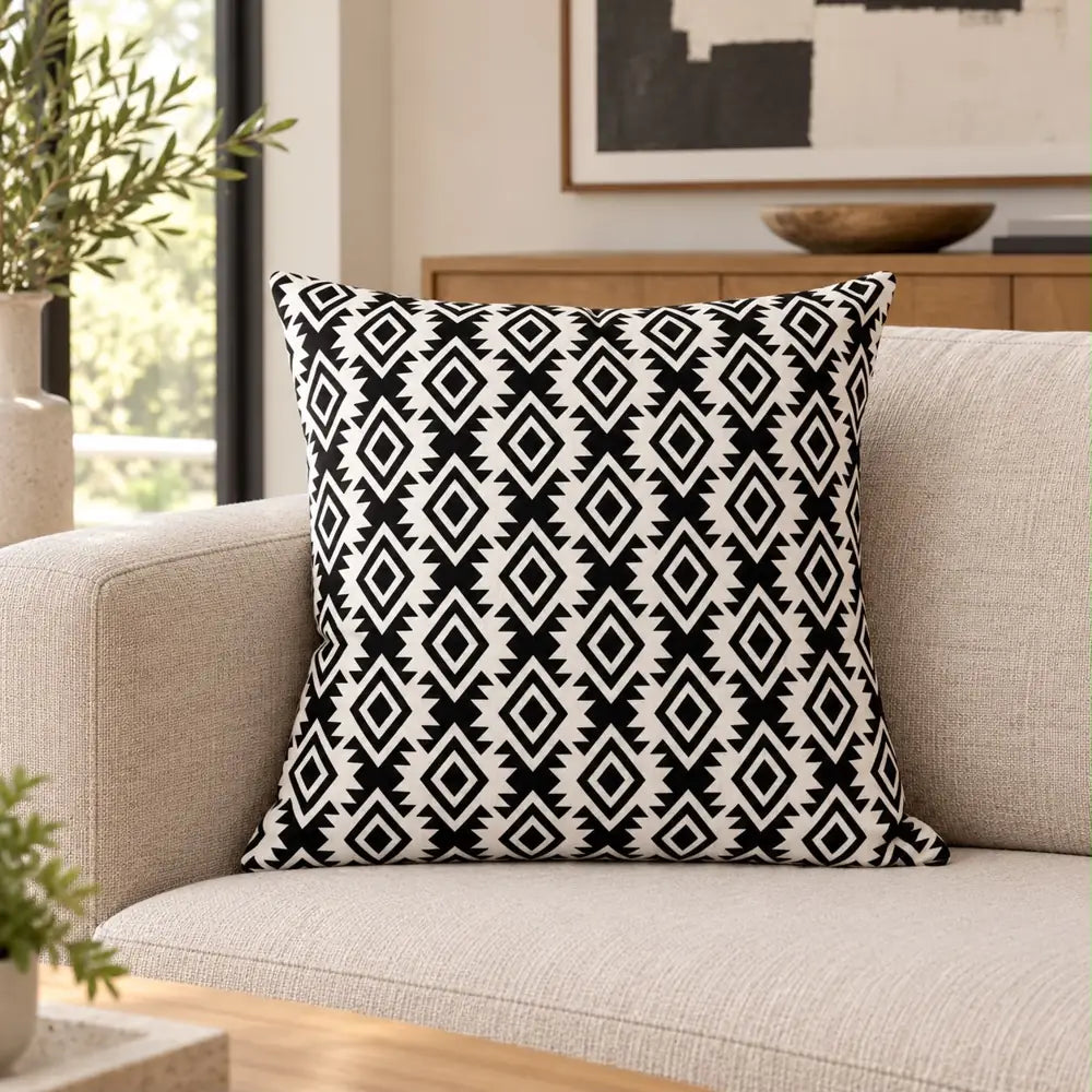 Față de pernă decorativă model geometric alb-negru în living