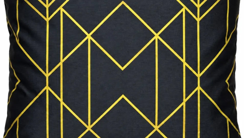 Detaliu imprimeu față de pernă cu model geometric auriu pe fond negru