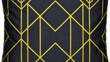 Detaliu imprimeu față de pernă cu model geometric auriu pe fond negru