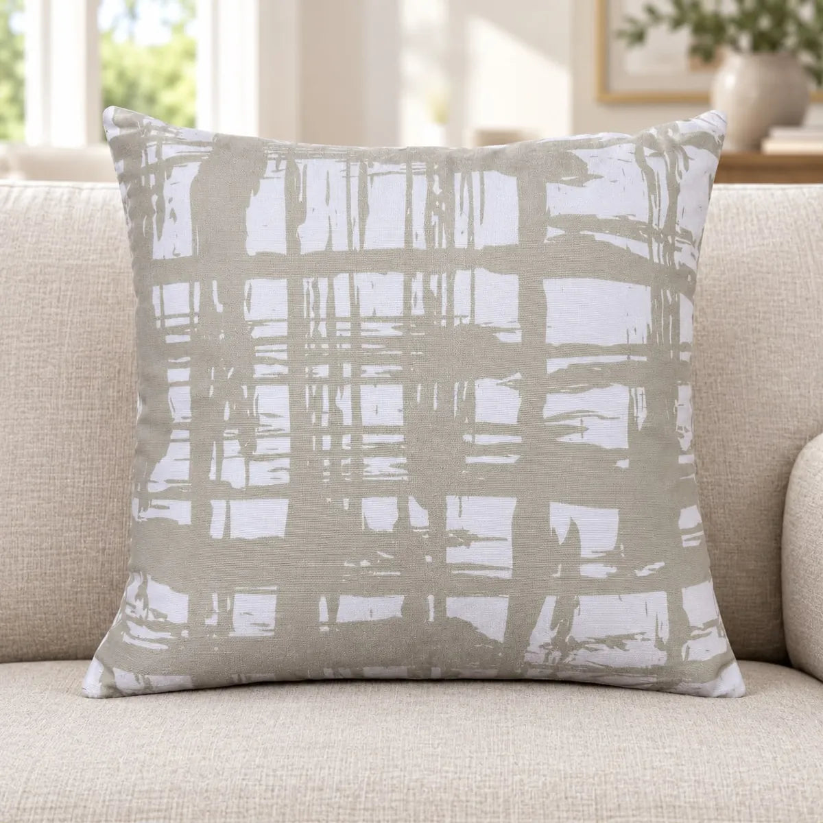 Față de pernă decorativă cu model abstract gri pensulat pe canapea