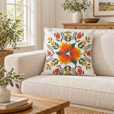 Față de pernă decorativă cu mandala de flori portocalii pe fond alb pe canapea