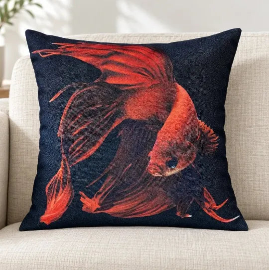 Față de pernă decorativă 45x45 cu pește Betta roșu pe fond bleumarin