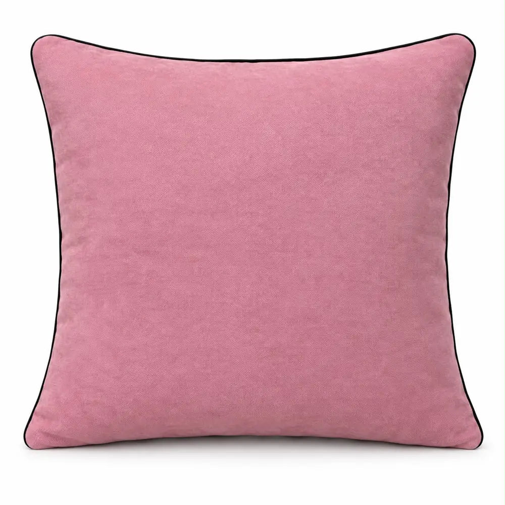 Față de pernă decorativă 45x45 roz cu paspoal negru pe fundal alb