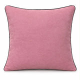 Față de pernă decorativă 45x45 roz cu paspoal negru pe fundal alb