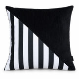 Față de pernă decorativă 45x45 cu triunghi negru și dungi alb-negru
