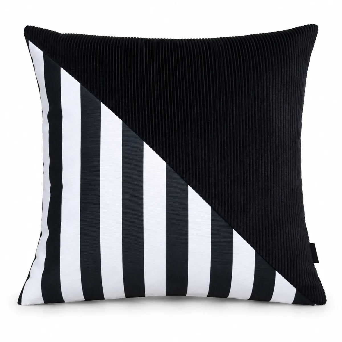 Față de pernă decorativă 45x45 cu triunghi negru și dungi alb-negru