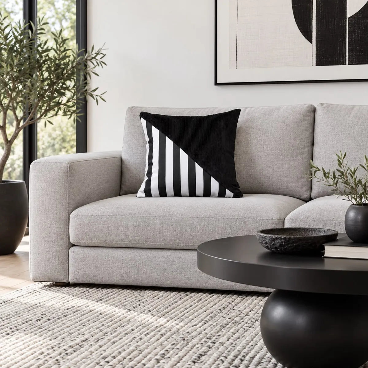 Față de pernă decorativă cu triunghi negru și dungi alb-negru în living