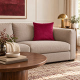 Față de pernă decorativă vișinie cu aspect catifelat în living