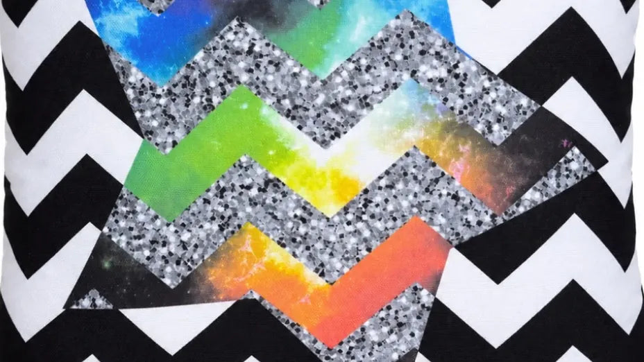 Detaliu imprimeu față de pernă cu zigzag alb-negru și stea multicoloră