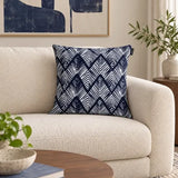 Față de pernă decorativă cu model zigzag bleumarin pe fond alb pe canapea