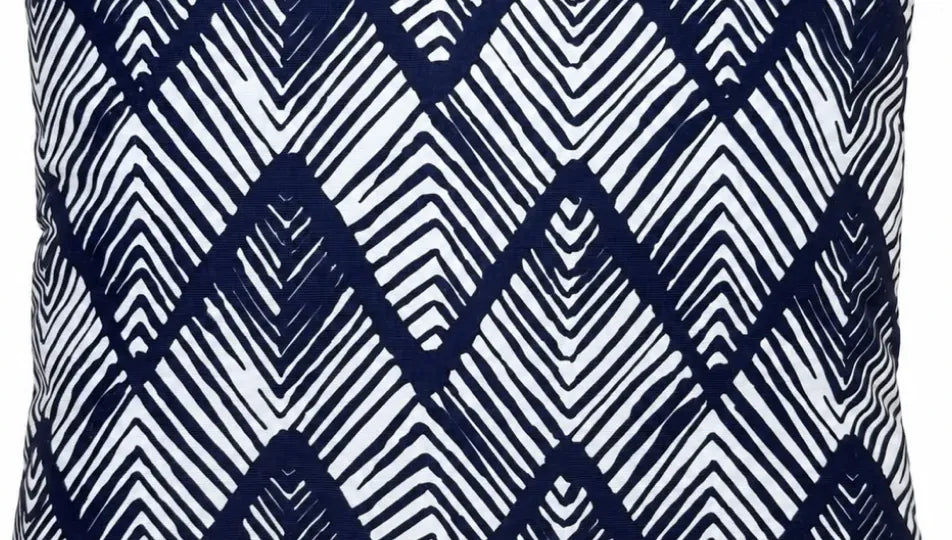 Detaliu imprimeu față de pernă cu model zigzag bleumarin pe fond alb